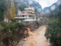 Mit einer kleinen Seilbahn geht es hinauf zur oberen Grotte, unter mir ein reissender Sturzbach.